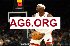 美记：浓眉左手受伤，在球员通道内痛苦地弯下了腰